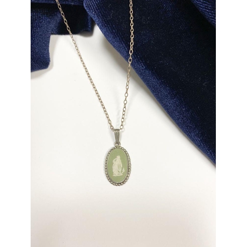 86 - A CASED WEDGWOOD JASPERWARE PENDANT NECKLACE, pendant in green and white mounted on silver with rope... 