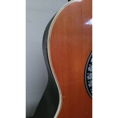 180 - AN ENCORE ENC 2 BOWL-BACK OR TURTLE-BACK ELECTRO ACOUSTIC GUITAR, made in Italy. This design was pop... 