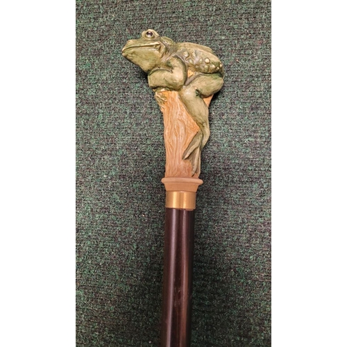 186 - A WHIMSICAL GREEN FROG HANDLED WALKING CANE / STICK, the stick features a hand-coloured green frog p... 