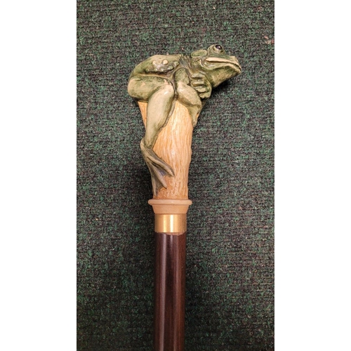 186 - A WHIMSICAL GREEN FROG HANDLED WALKING CANE / STICK, the stick features a hand-coloured green frog p... 