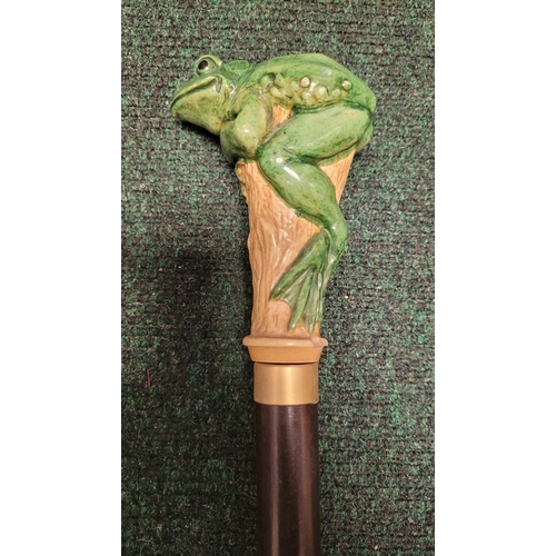 251 - A WHIMSICAL GREEN FROG HANDLED WALKING CANE / STICK, the stick features a hand-coloured green frog p... 