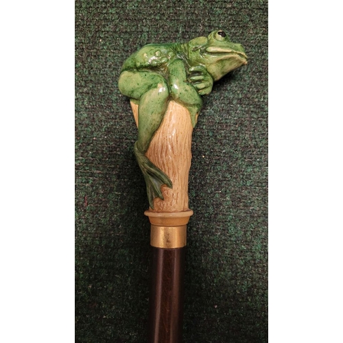 251 - A WHIMSICAL GREEN FROG HANDLED WALKING CANE / STICK, the stick features a hand-coloured green frog p... 