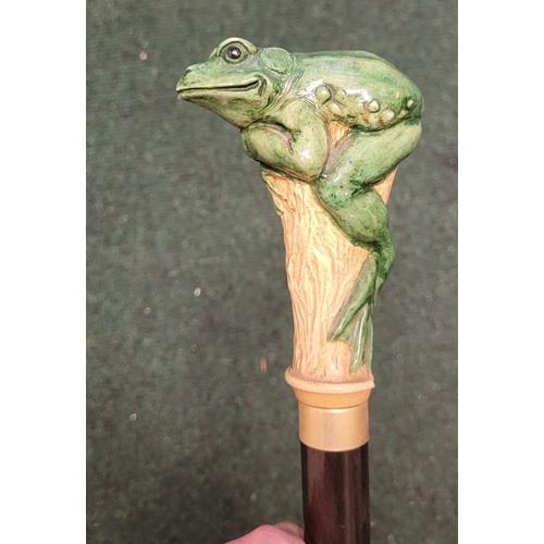 251 - A WHIMSICAL GREEN FROG HANDLED WALKING CANE / STICK, the stick features a hand-coloured green frog p... 