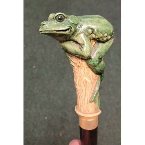 251 - A WHIMSICAL GREEN FROG HANDLED WALKING CANE / STICK, the stick features a hand-coloured green frog p... 