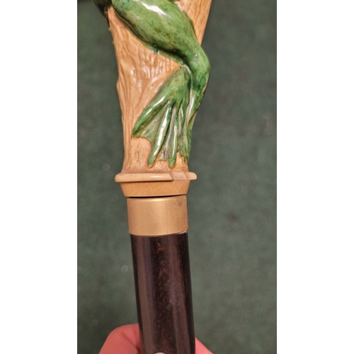 251 - A WHIMSICAL GREEN FROG HANDLED WALKING CANE / STICK, the stick features a hand-coloured green frog p... 