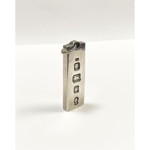 104 - A LARGE STERLING SILVER INGOT PENDANT, Hallmarked CJ, London c.1977. Dimensions: 4.3cm high x 1.5cm ... 