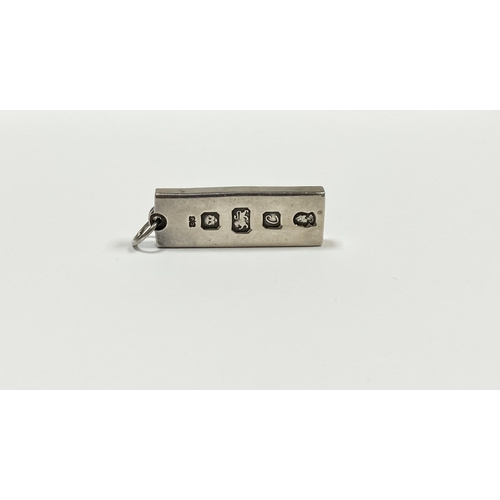 104 - A LARGE STERLING SILVER INGOT PENDANT, Hallmarked CJ, London c.1977. Dimensions: 4.3cm high x 1.5cm ... 