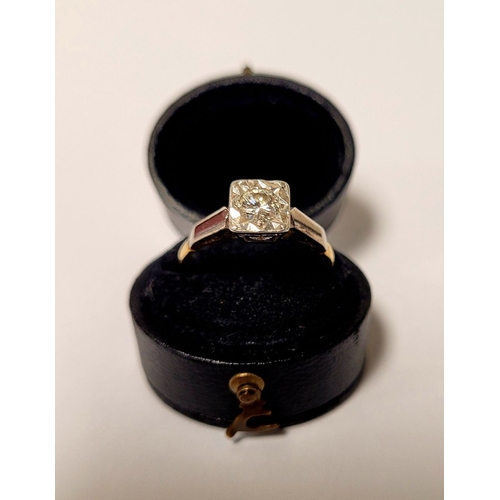 19 - A WONDERFUL VINTAGE EARLY 20TH CENTURY DIAMOND SOLITAIRE RING, the stunning round cut diamond is set... 