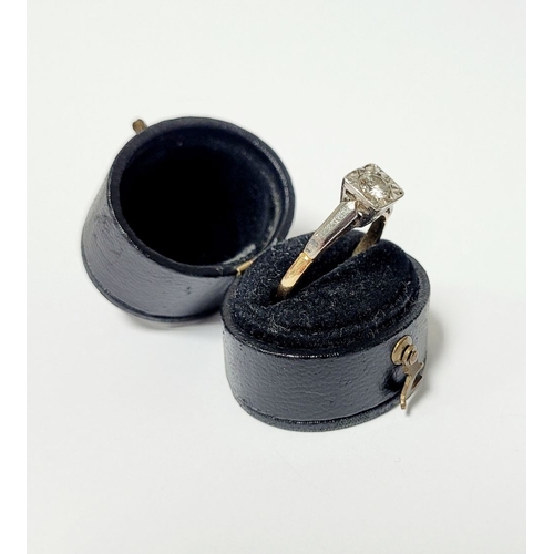 19 - A WONDERFUL VINTAGE EARLY 20TH CENTURY DIAMOND SOLITAIRE RING, the stunning round cut diamond is set... 