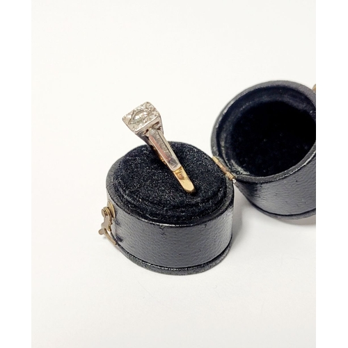 19 - A WONDERFUL VINTAGE EARLY 20TH CENTURY DIAMOND SOLITAIRE RING, the stunning round cut diamond is set... 