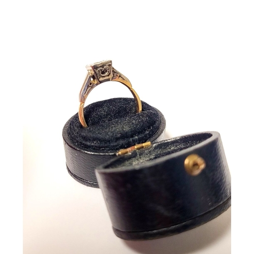 19 - A WONDERFUL VINTAGE EARLY 20TH CENTURY DIAMOND SOLITAIRE RING, the stunning round cut diamond is set... 