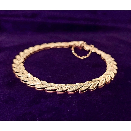 30 - A BEAUTIFUL LEAF DESIGN 14CT YELLOW GOLD LINK BRACELET, lovely movement to the piece, marked 14K. Me... 