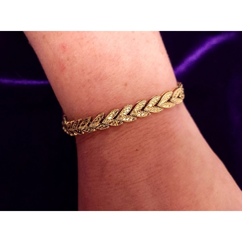 30 - A BEAUTIFUL LEAF DESIGN 14CT YELLOW GOLD LINK BRACELET, lovely movement to the piece, marked 14K. Me... 