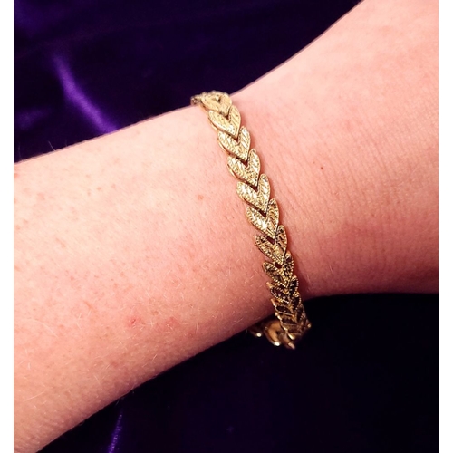 30 - A BEAUTIFUL LEAF DESIGN 14CT YELLOW GOLD LINK BRACELET, lovely movement to the piece, marked 14K. Me... 