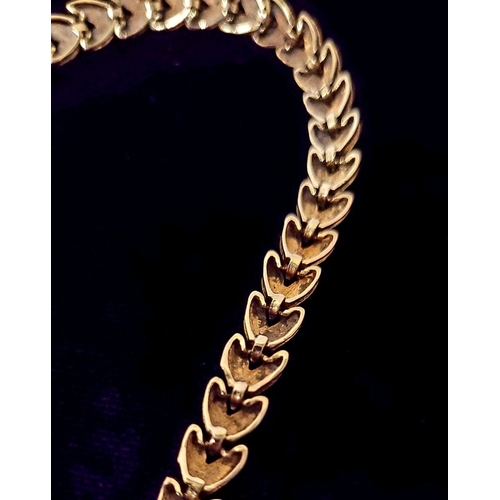 30 - A BEAUTIFUL LEAF DESIGN 14CT YELLOW GOLD LINK BRACELET, lovely movement to the piece, marked 14K. Me... 
