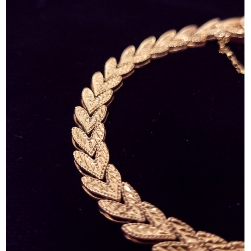30 - A BEAUTIFUL LEAF DESIGN 14CT YELLOW GOLD LINK BRACELET, lovely movement to the piece, marked 14K. Me... 