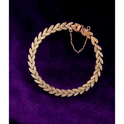 30 - A BEAUTIFUL LEAF DESIGN 14CT YELLOW GOLD LINK BRACELET, lovely movement to the piece, marked 14K. Me... 