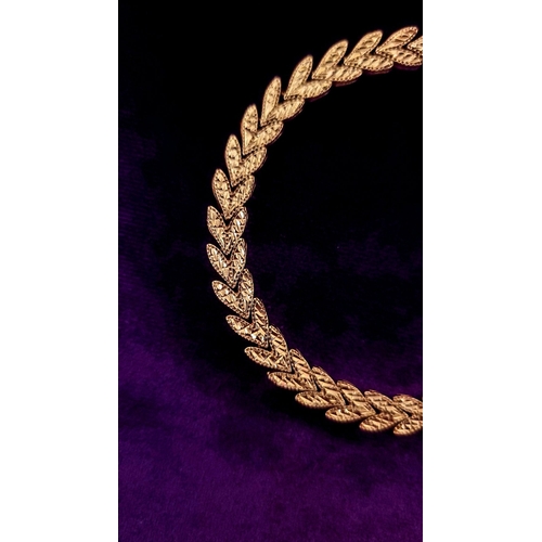 30 - A BEAUTIFUL LEAF DESIGN 14CT YELLOW GOLD LINK BRACELET, lovely movement to the piece, marked 14K. Me... 
