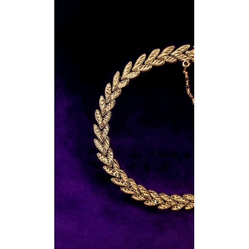 30 - A BEAUTIFUL LEAF DESIGN 14CT YELLOW GOLD LINK BRACELET, lovely movement to the piece, marked 14K. Me... 