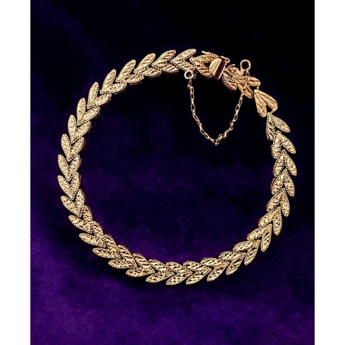 30 - A BEAUTIFUL LEAF DESIGN 14CT YELLOW GOLD LINK BRACELET, lovely movement to the piece, marked 14K. Me... 