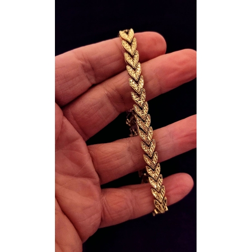 30 - A BEAUTIFUL LEAF DESIGN 14CT YELLOW GOLD LINK BRACELET, lovely movement to the piece, marked 14K. Me... 