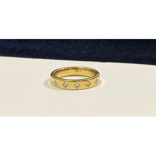 70 - AN 18CT YELLOW GOLD FIVE STONE DIAMOND BAND RING, with five princess cut diamonds set in 18ct yellow... 