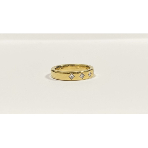 70 - AN 18CT YELLOW GOLD FIVE STONE DIAMOND BAND RING, with five princess cut diamonds set in 18ct yellow... 