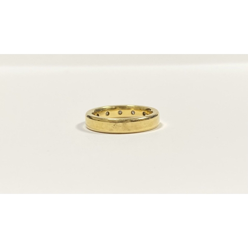 70 - AN 18CT YELLOW GOLD FIVE STONE DIAMOND BAND RING, with five princess cut diamonds set in 18ct yellow... 