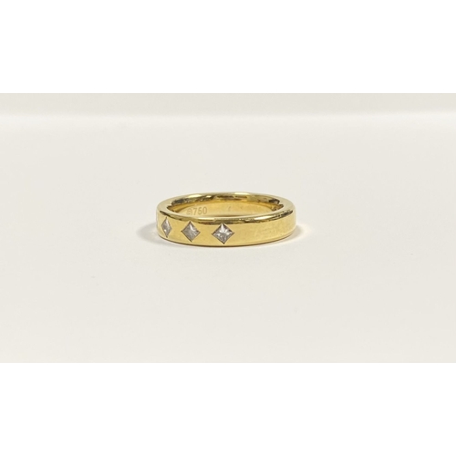 70 - AN 18CT YELLOW GOLD FIVE STONE DIAMOND BAND RING, with five princess cut diamonds set in 18ct yellow... 