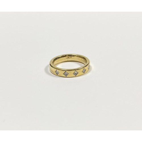 70 - AN 18CT YELLOW GOLD FIVE STONE DIAMOND BAND RING, with five princess cut diamonds set in 18ct yellow... 