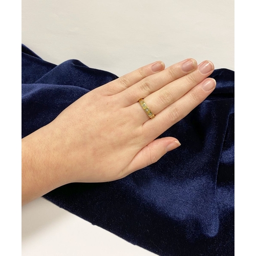 70 - AN 18CT YELLOW GOLD FIVE STONE DIAMOND BAND RING, with five princess cut diamonds set in 18ct yellow... 