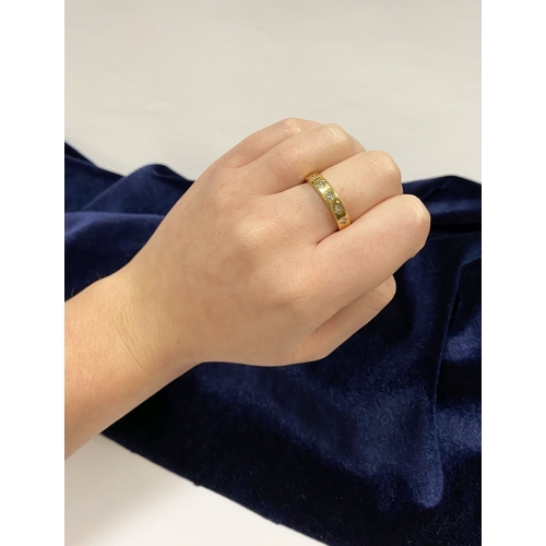 70 - AN 18CT YELLOW GOLD FIVE STONE DIAMOND BAND RING, with five princess cut diamonds set in 18ct yellow... 