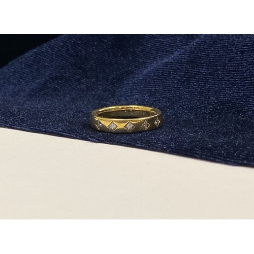 70 - AN 18CT YELLOW GOLD FIVE STONE DIAMOND BAND RING, with five princess cut diamonds set in 18ct yellow... 