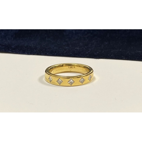 70 - AN 18CT YELLOW GOLD FIVE STONE DIAMOND BAND RING, with five princess cut diamonds set in 18ct yellow... 