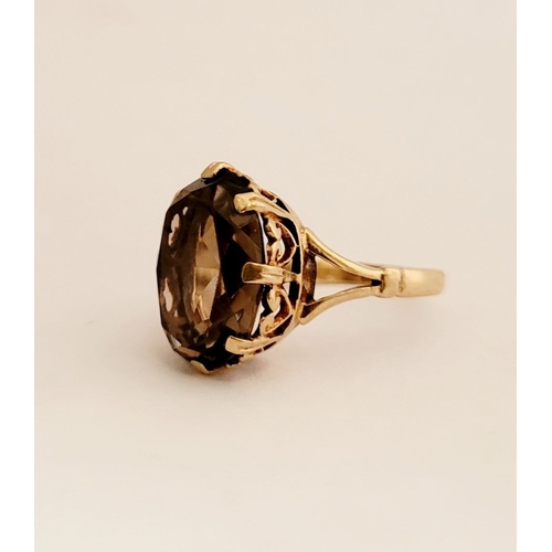 82 - A FANTASTIC VINTAGE 9CT YELLOW GOLD SMOKEY QUARTZ RING, the large oval shaped quartz is set within a... 