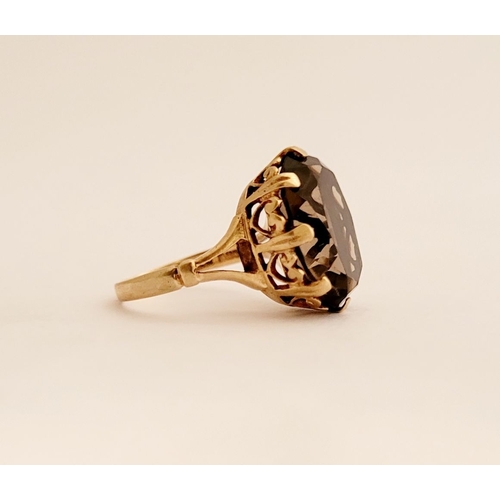 82 - A FANTASTIC VINTAGE 9CT YELLOW GOLD SMOKEY QUARTZ RING, the large oval shaped quartz is set within a... 