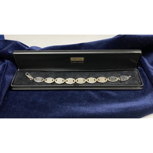 92 - A FINE CASED STERLING SILVER BRACELET, hallmarked 925 to clasp and bracelet. Dimensions: 19cm long a... 