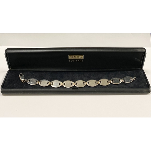 92 - A FINE CASED STERLING SILVER BRACELET, hallmarked 925 to clasp and bracelet. Dimensions: 19cm long a... 