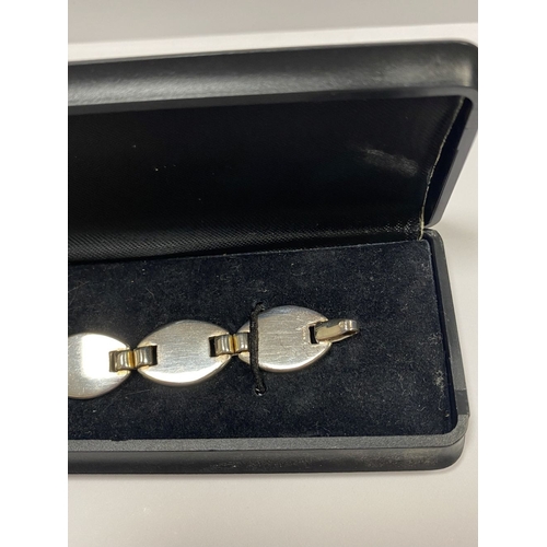 92 - A FINE CASED STERLING SILVER BRACELET, hallmarked 925 to clasp and bracelet. Dimensions: 19cm long a... 
