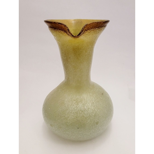 96 - A VINTAGE EARLY 20TH CENTURY ‘STRETCH-GLASS’ PITCHER, the beautifully formed glass pitcher has a cur... 