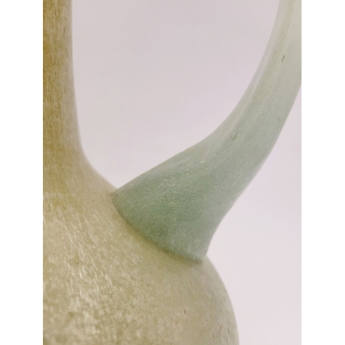 96 - A VINTAGE EARLY 20TH CENTURY ‘STRETCH-GLASS’ PITCHER, the beautifully formed glass pitcher has a cur... 