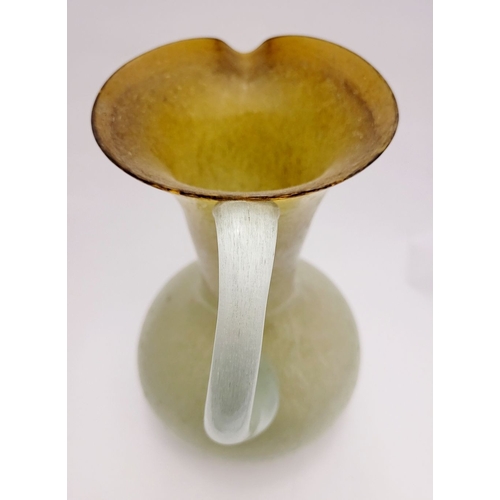 96 - A VINTAGE EARLY 20TH CENTURY ‘STRETCH-GLASS’ PITCHER, the beautifully formed glass pitcher has a cur... 