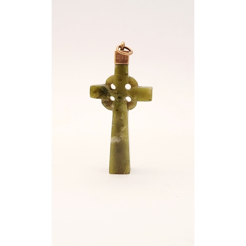 113 - AN IRISH GREEN MARBLE HIGH-CROSS PENDANT, with rose gold coloured cap & loop; engraved with initials... 