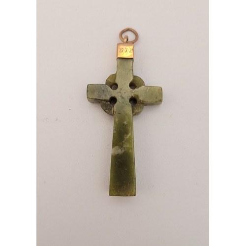 113 - AN IRISH GREEN MARBLE HIGH-CROSS PENDANT, with rose gold coloured cap & loop; engraved with initials... 