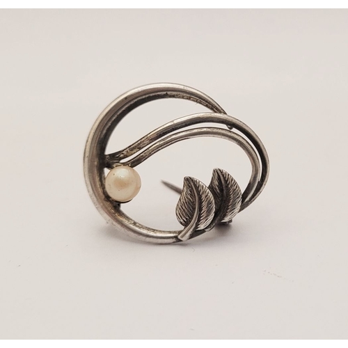 114 - A LOVELY STERLING SILVER VINTAGE BROOCH, with openwork design having two leaves and a single pearl d... 