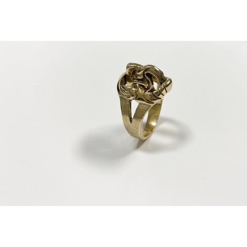 123 - A 14CT YELLOW GOLD ‘COMEDY TRAGEDY MASK’ RING, with large central ‘comedy & tragedy’ mask which can ... 