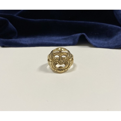 123 - A 14CT YELLOW GOLD ‘COMEDY TRAGEDY MASK’ RING, with large central ‘comedy & tragedy’ mask which can ... 