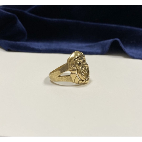 123 - A 14CT YELLOW GOLD ‘COMEDY TRAGEDY MASK’ RING, with large central ‘comedy & tragedy’ mask which can ... 