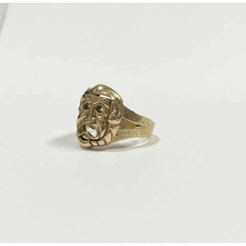 123 - A 14CT YELLOW GOLD ‘COMEDY TRAGEDY MASK’ RING, with large central ‘comedy & tragedy’ mask which can ... 