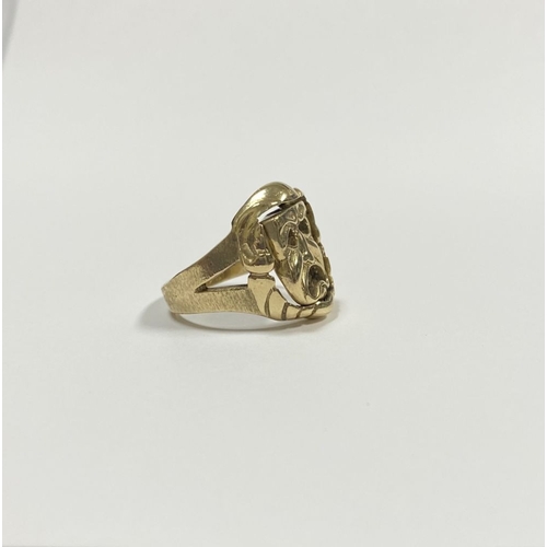 123 - A 14CT YELLOW GOLD ‘COMEDY TRAGEDY MASK’ RING, with large central ‘comedy & tragedy’ mask which can ... 